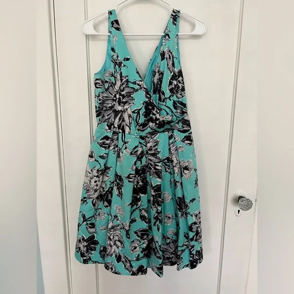 TAYLOR FLORAL DRESS Size 6 - Picture 1 of 9